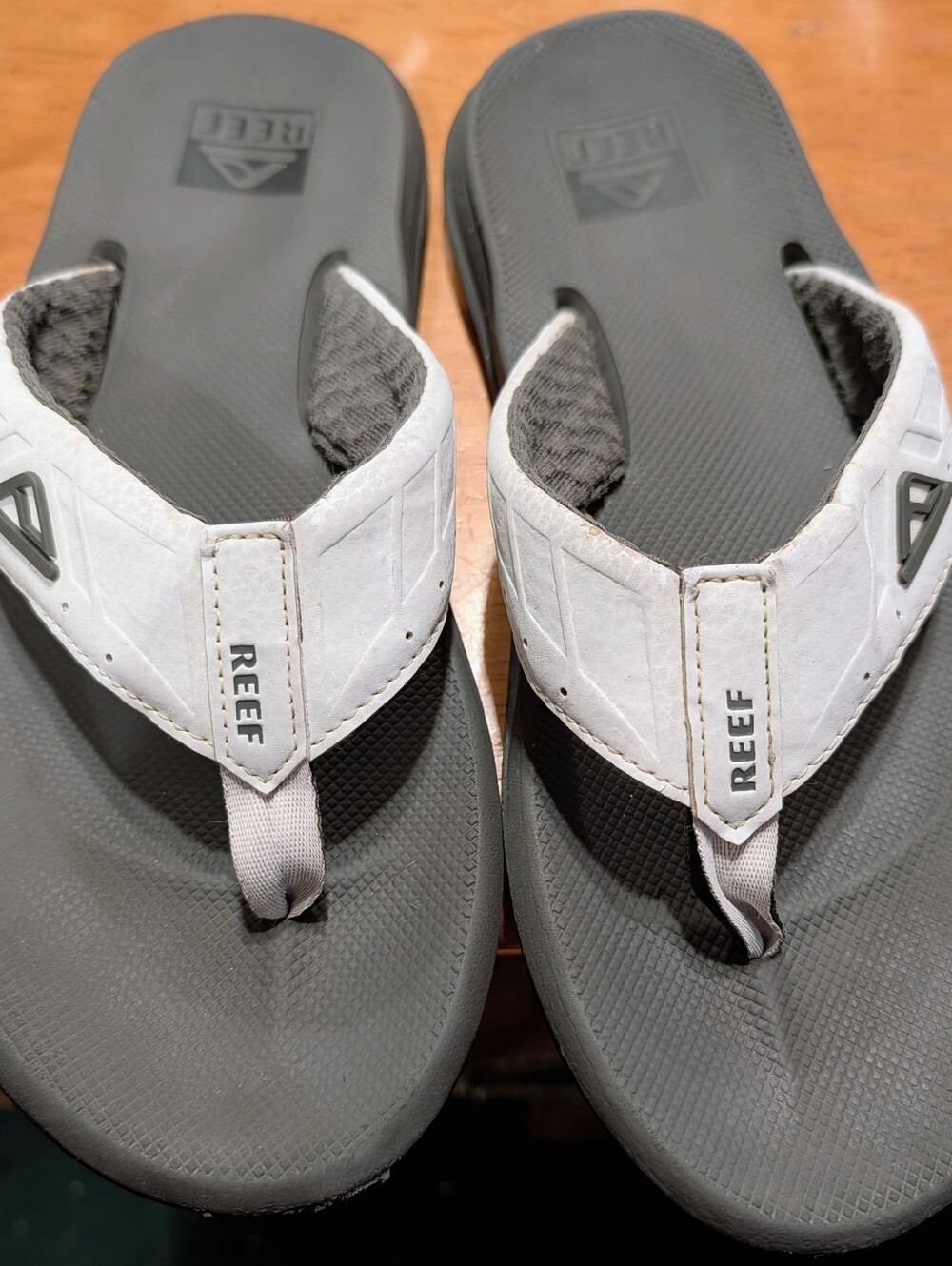 Reef Men’s Gray Footbed Flip Flops with White Straps Size 9